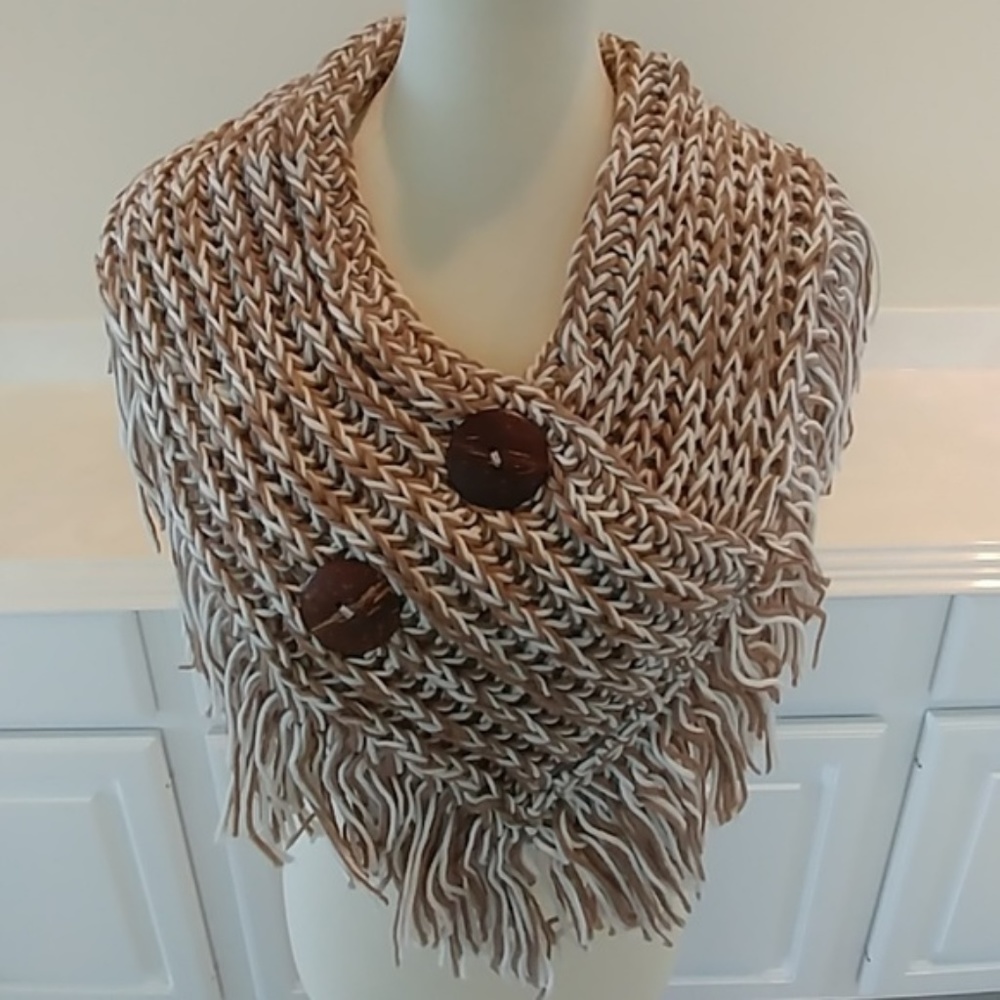 🌺BEIGE & WHITE KNIT SCARF WITH BUTTONS & FRINGE